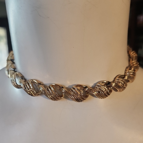 Vintage Coro Elegant Goldtone Women's Chocker/Necklace Adjustable - Picture 1 of 5